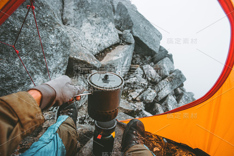 男人旅行者烹饪食物在锅炉灶上在露营帐篷旅行生活概念假期户外山假期