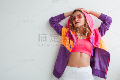 时髦的潮人在明亮的服装