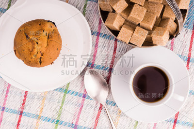新鲜的草莓松饼和一杯咖啡-俯视图