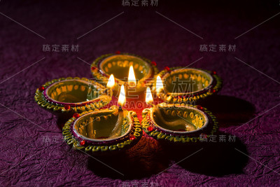 在排灯节庆祝期间点燃的粘土迪亚灯。问候卡设计印度的光节日称为排灯节