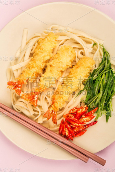 日式天妇罗虾配乌冬面