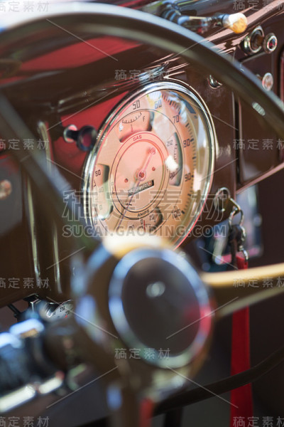 复古汽车仪表盘