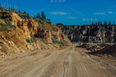 在被水淹没的采石场进行石灰石开采的挖掘者们
