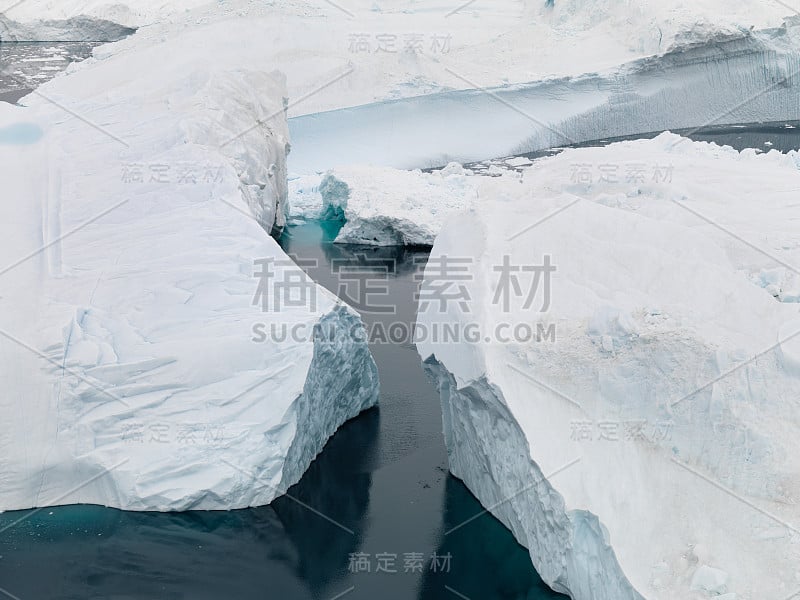 格陵兰岛伊卢利萨特冰峡湾北冰洋上冰山的鸟瞰图