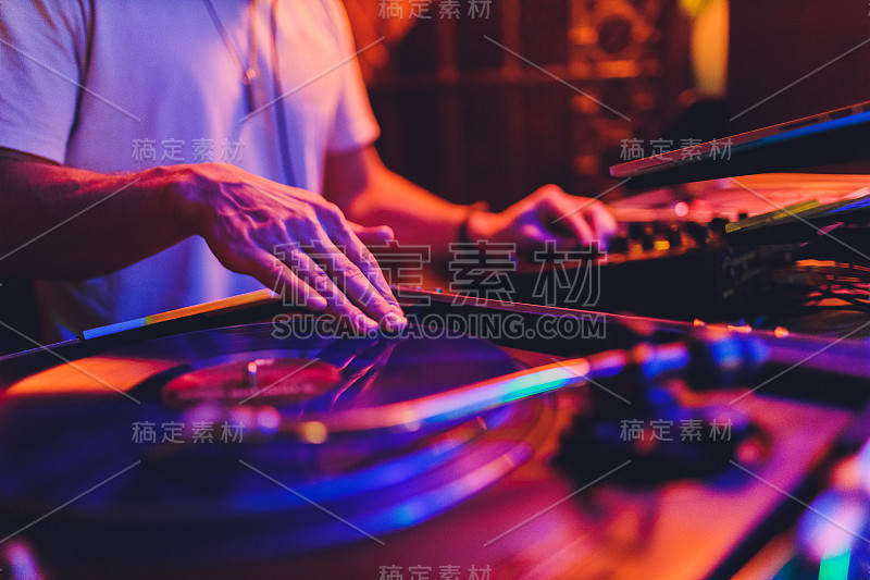 俱乐部里的Dj混音师和黑胶播放器。软的焦点。