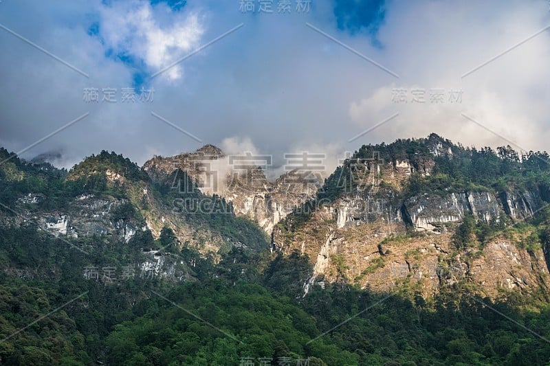 从安纳普尔纳环行步道看山景