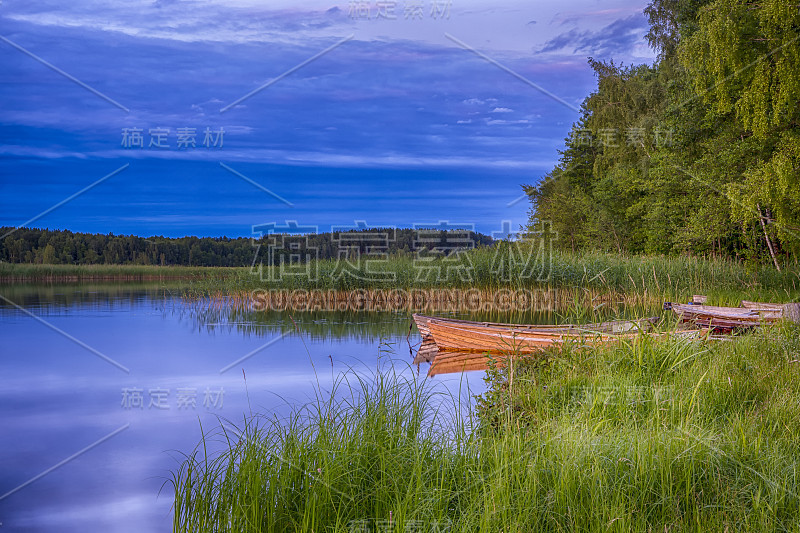 旅行的想法和概念。斯特拉斯托湖宁静如画的风景，前景是木船。该湖是布拉迪斯拉发国家自然保护区的一部分。