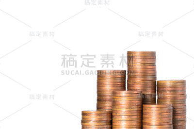 一堆孤立在白色背景上的硬币。宏。剪下。