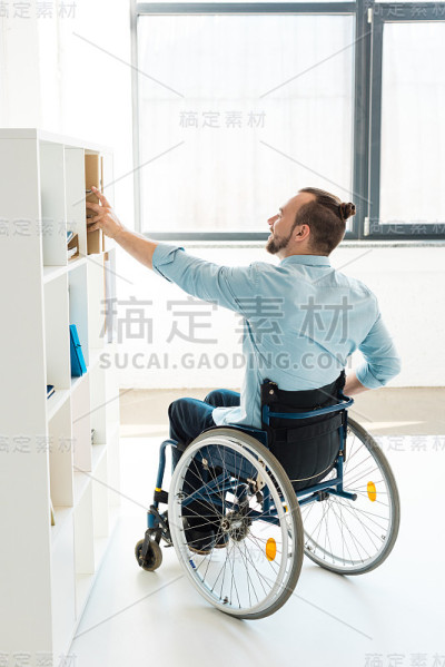 残疾人商人伸手到架子上