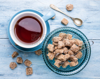 一杯茶和甘蔗方糖。