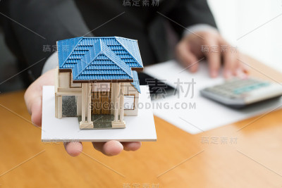 商人抱家模型。贷款和房地产概念