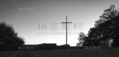 基督教的十字架背光。黑白照片