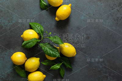 带叶子的新鲜柠檬，夏季柑橘柠檬水的原料