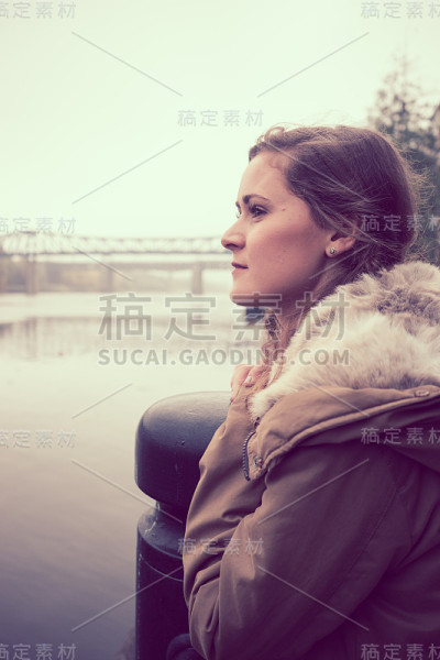 美丽的年轻褐发女人凝视着沉思