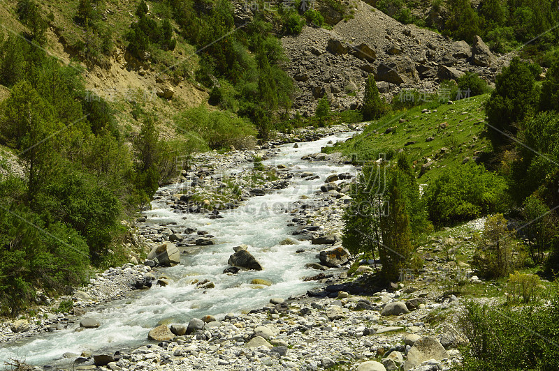 高山河流，Galuyan峡谷，吉尔吉斯斯坦