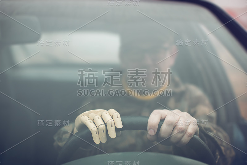 退伍军人用假手开着车