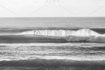 波黑白色
