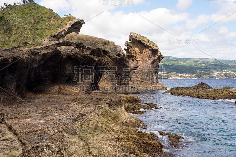 葡萄牙亚速尔群岛令人惊叹的风景。在维拉弗兰卡无人居住的火山岛上，巨大的岩石映衬着蓝天。