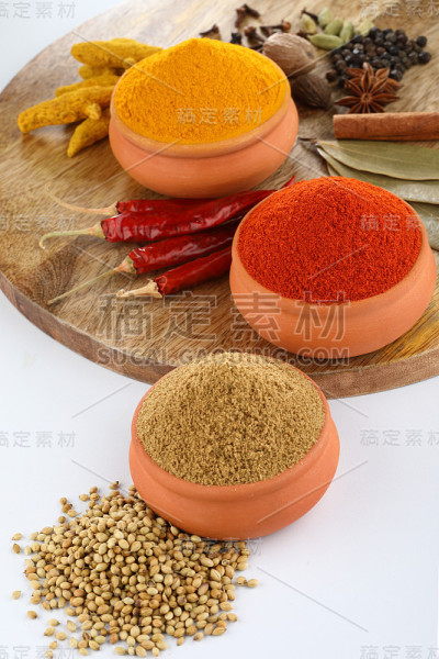 印度香料，辣椒，姜黄，香菜粉在陶土碗
