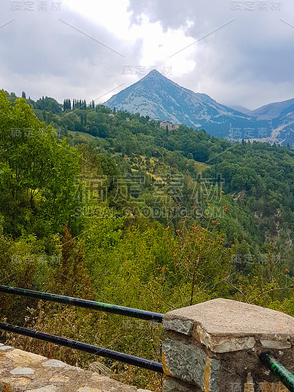 西班牙安恩萨比利牛斯村附近美丽的山景