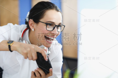 年轻女子手中微笑着握着操纵杆