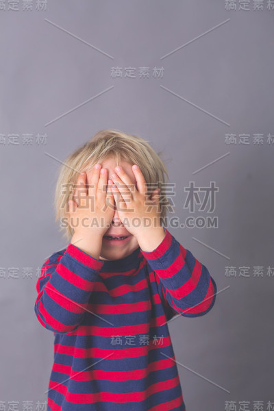 孩子，男孩，表现出不同的情绪