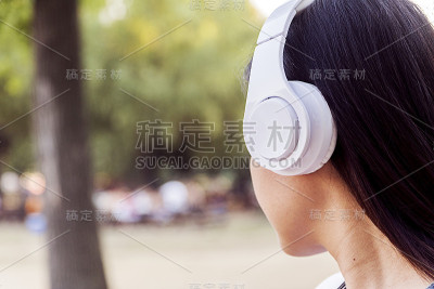 在户外享受音乐