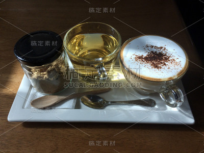 热卡布奇诺加茶和糖