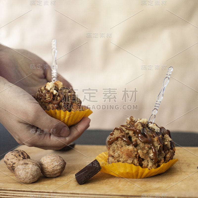 美味的燕麦饼干放在木砧板上