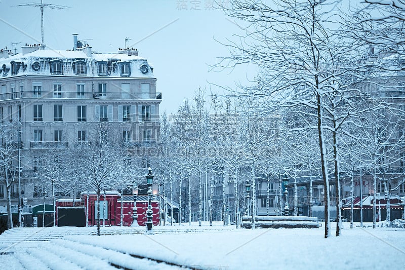 巴黎的共和广场和街道被雪覆盖