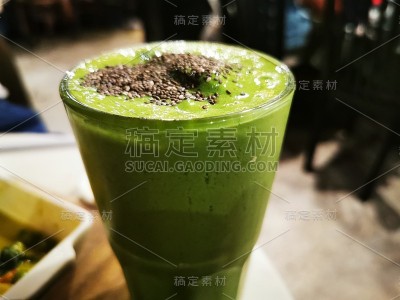 新鲜的凯撒沙拉配鳄梨和黄瓜很好