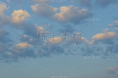 蓝天背景下的白云