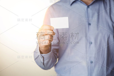 拿着白色名片的男人
