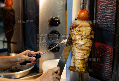 切烤肉的手臂
