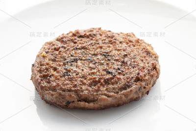 特写美味的牛肉肉饼上的白色