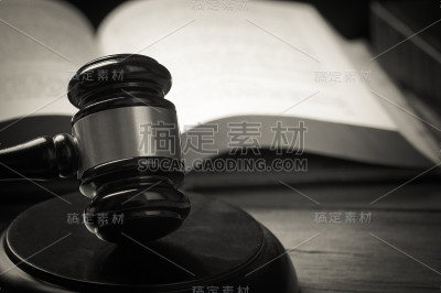 桌上放着木槌和书