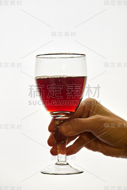 女人的手指沾着酒精饮料