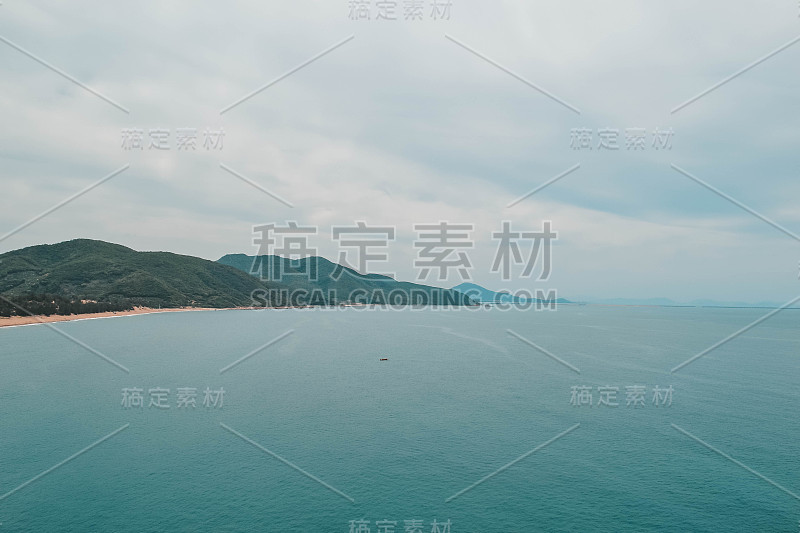 中国海南岛的绿色海洋海岸和海滩。