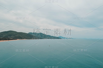 中国海南岛的绿色海洋海岸和海滩。