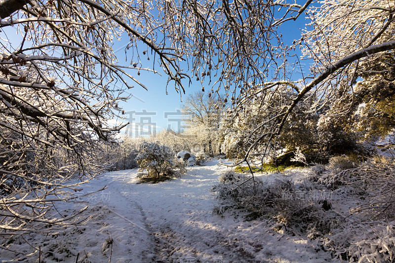 雪景与蓝天白云