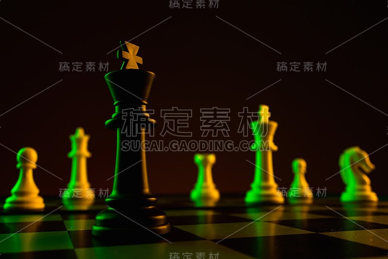 棋子，棋盘上的国王，游戏。对抗、事业、竞争、创业、脑力之战的概念。