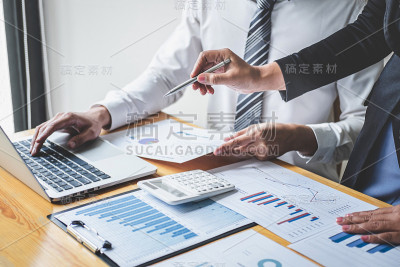 专业的业务合作伙伴在会议上讨论想法，计划和演示项目，工作空间分析，财务和投资概念，协作团队分析数据