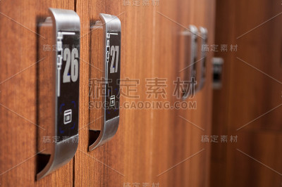 数码柜的特写在现代更衣室与数字