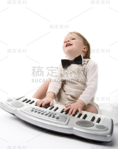 小男孩在弹钢琴。