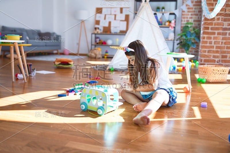 可爱的幼童在幼儿园玩很多玩具