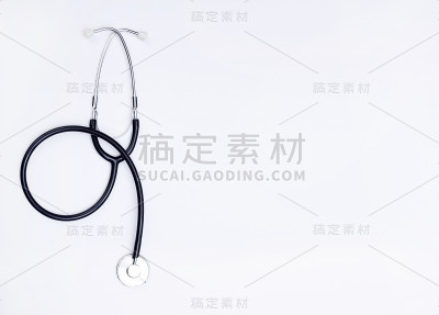 白色背景的听诊器
