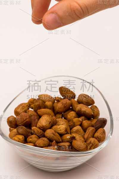 玻璃碗里的剥了皮的榛子