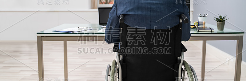 在轮椅上使用电脑的商人