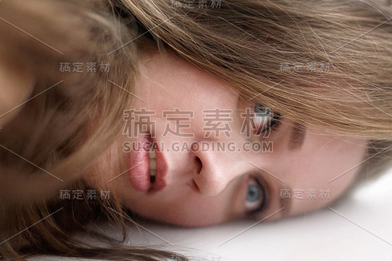 女人危机概念肖像，说谎的女人长头发和忧郁的脸的特写