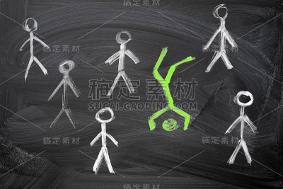 绿色的人在黑板上画粉笔，站在一群一模一样的白人中间。领导力，独特性，独立性，主动性，战略，异议，商业